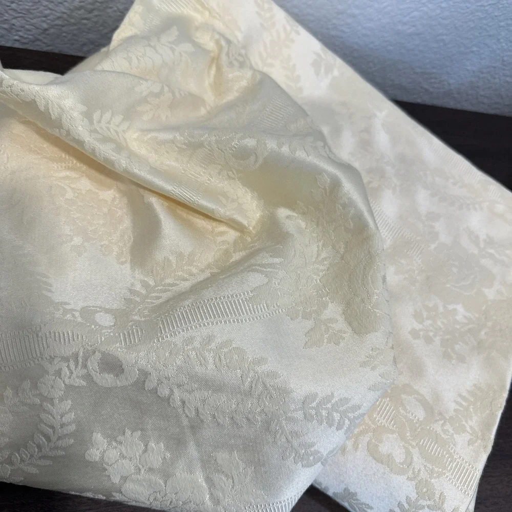 Waterford Luxury Round Tablecloth (84